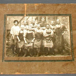 Кабинетная фотография. Обвальщики колбасного завода. 1920-е.